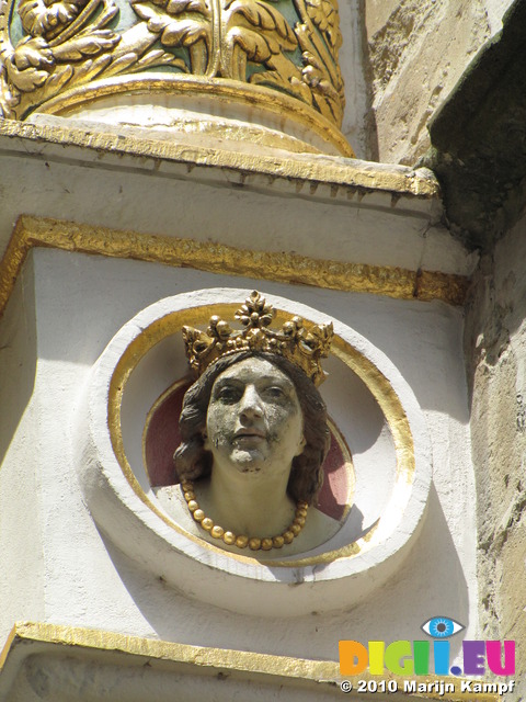 SX15570 Face on building in Brugge